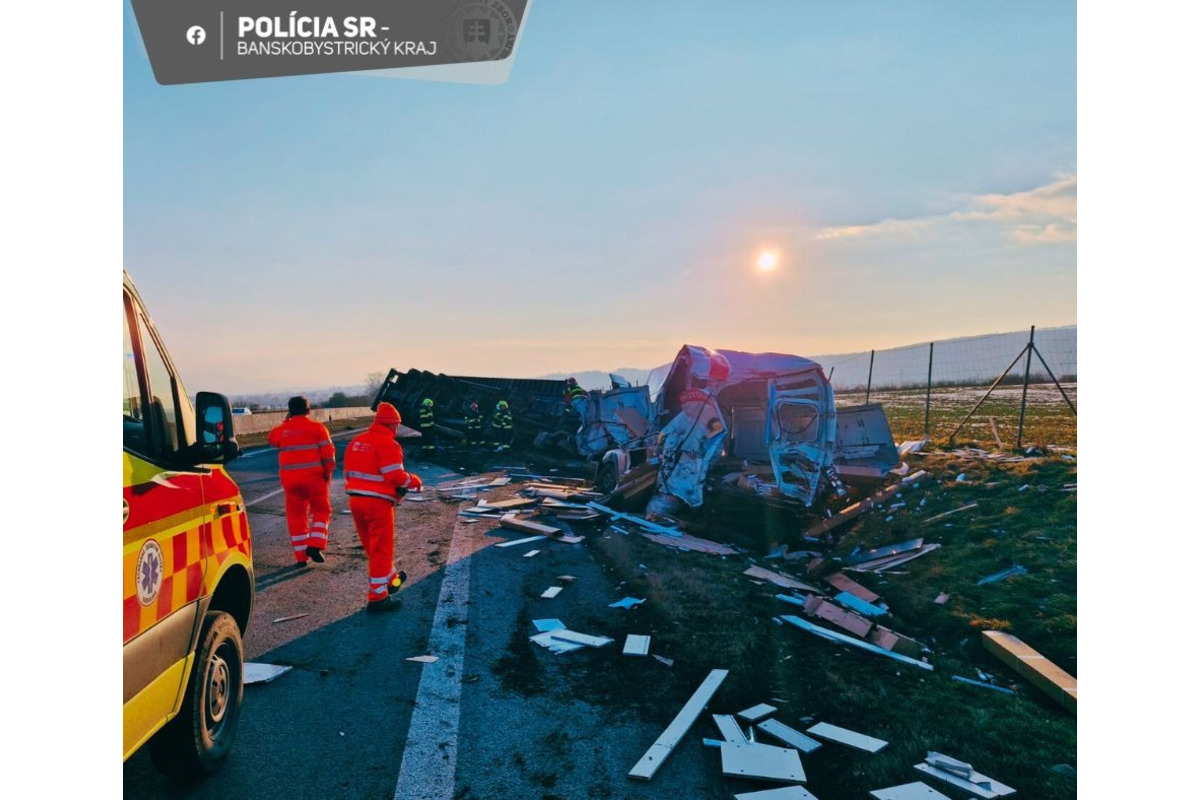 FOTO: Kamión narazil do odstavenej dodávky, foto 2