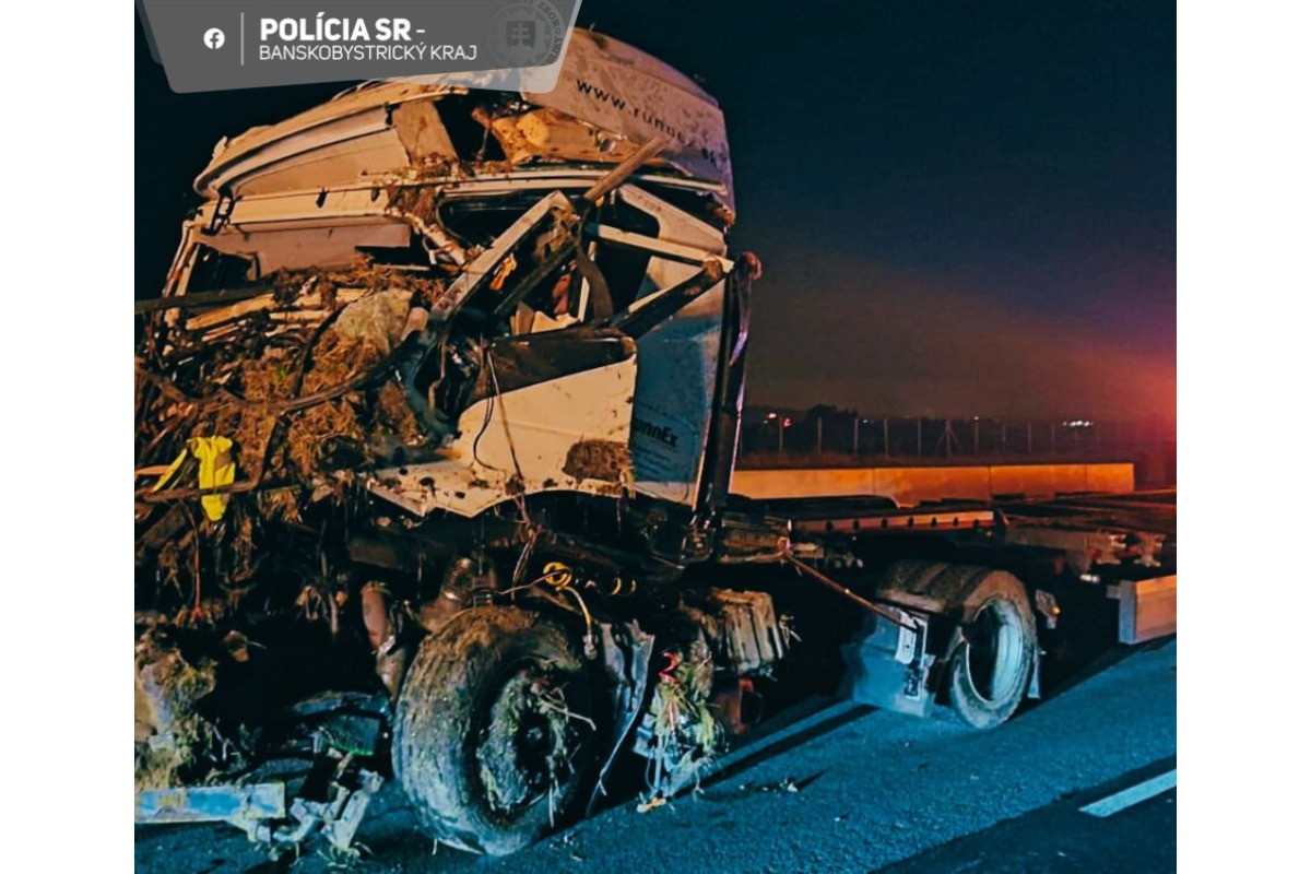 FOTO: Kamión narazil do odstavenej dodávky, foto 3