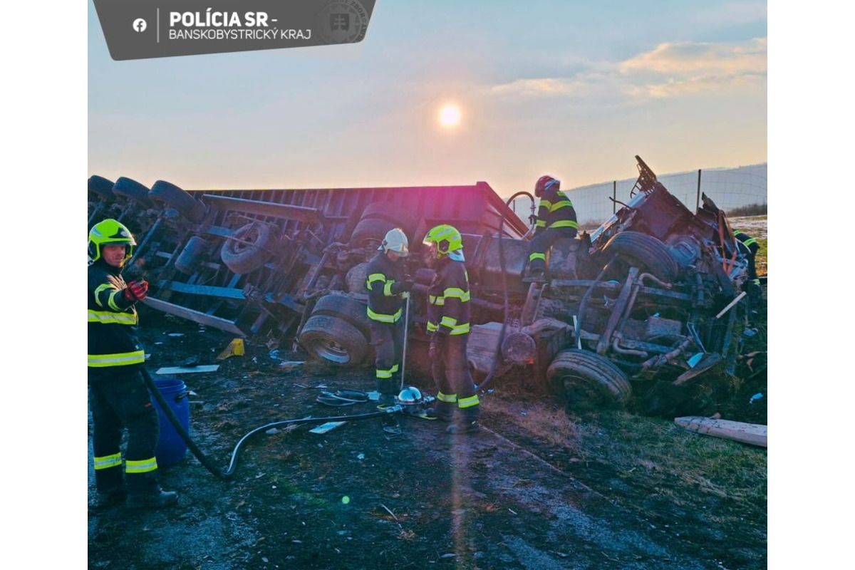 FOTO: Kamión narazil do odstavenej dodávky, foto 4