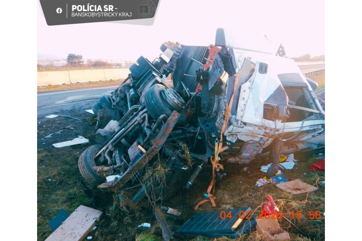 FOTO: Kamión narazil do odstavenej dodávky, foto 5