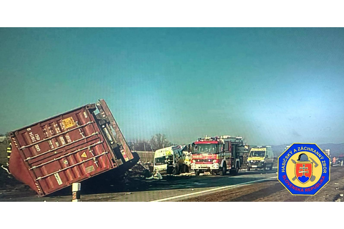 FOTO: Kamión narazil do odstavenej dodávky, foto 6