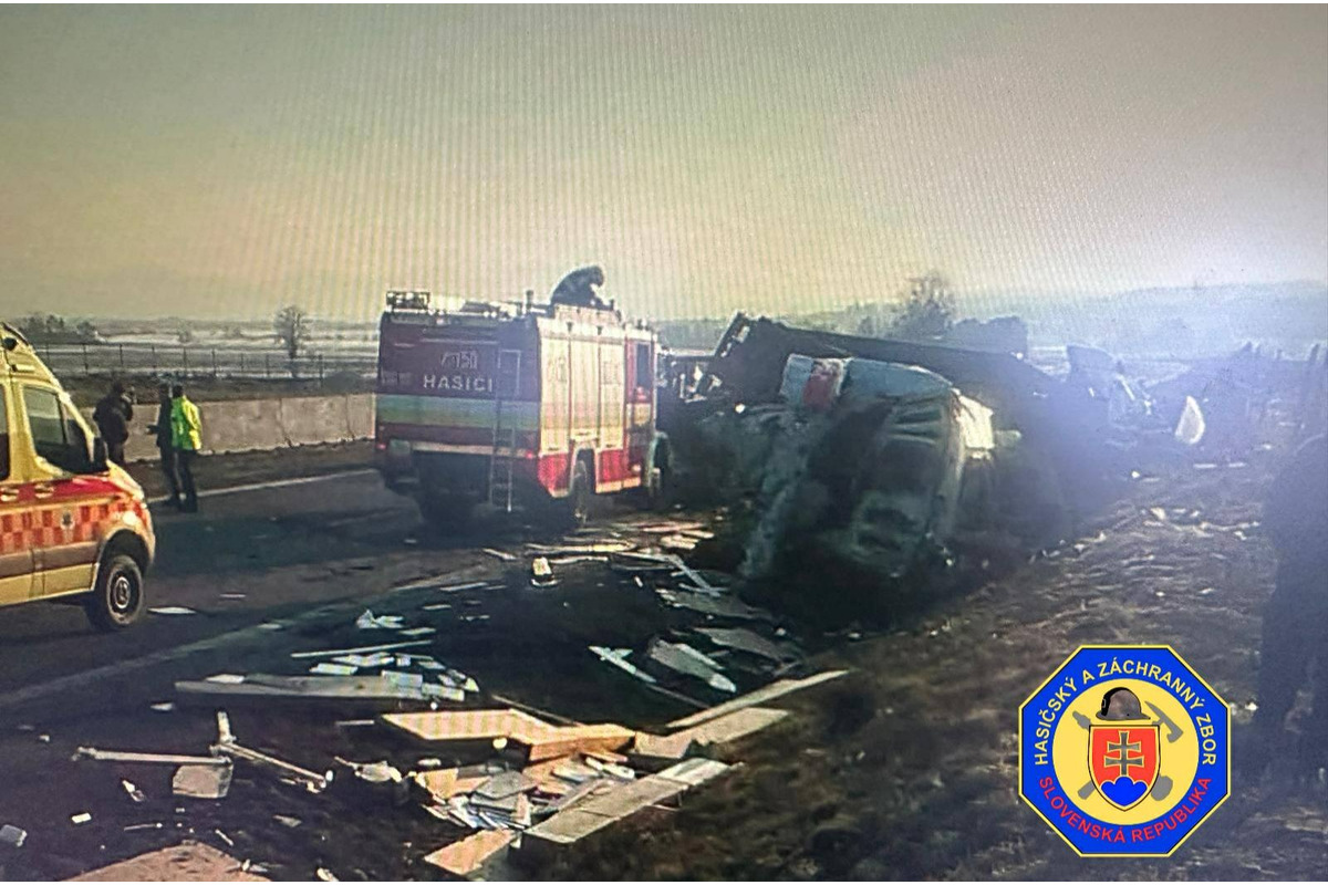 FOTO: Kamión narazil do odstavenej dodávky, foto 7