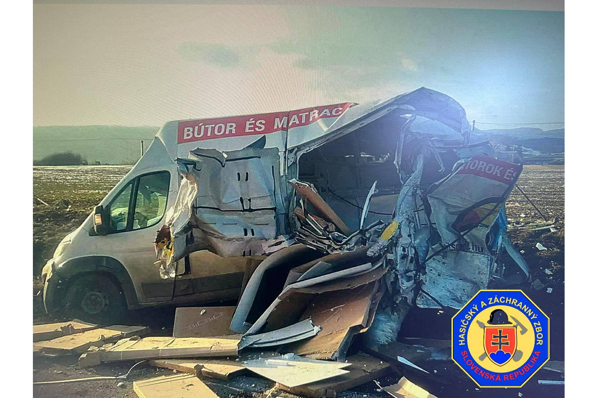 FOTO: Kamión narazil do odstavenej dodávky, foto 8
