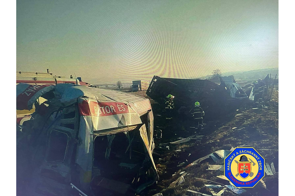 FOTO: Kamión narazil do odstavenej dodávky, foto 9