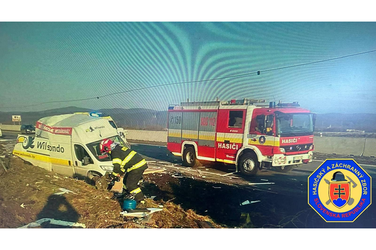 FOTO: Kamión narazil do odstavenej dodávky, foto 10