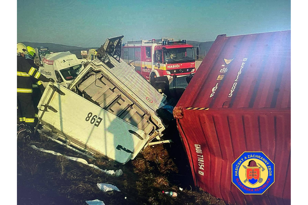 FOTO: Kamión narazil do odstavenej dodávky, foto 11