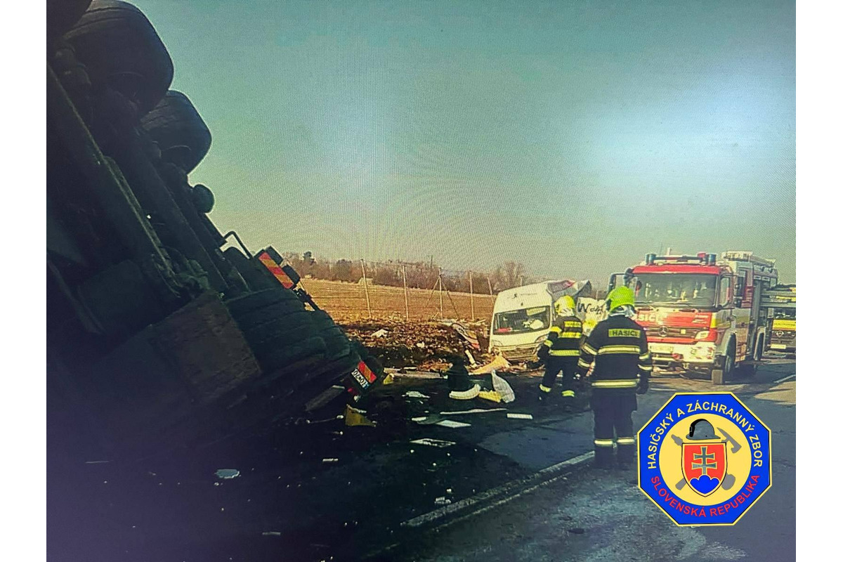 FOTO: Kamión narazil do odstavenej dodávky, foto 12