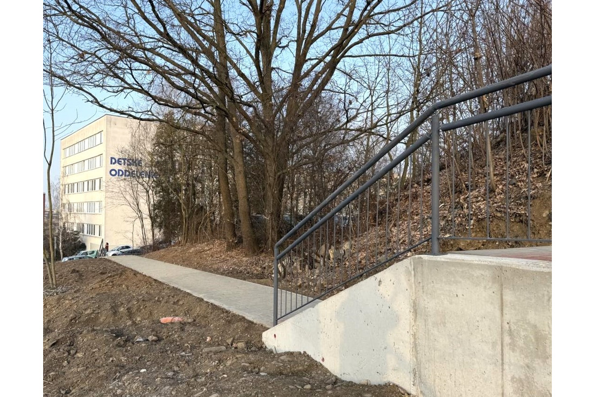 FOTO: Chodník nad nemocnicou bol dokončený, foto 2