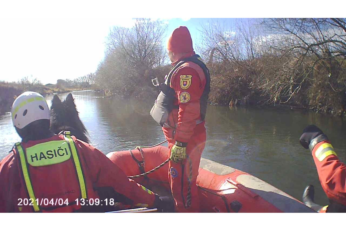 FOTO: Nezvestného Petra z Divína hľadali na vodnej nádrži Ružiná, foto 1