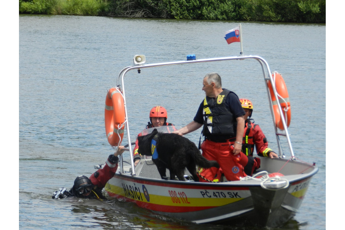 FOTO: Nezvestného Petra z Divína hľadali na vodnej nádrži Ružiná, foto 3