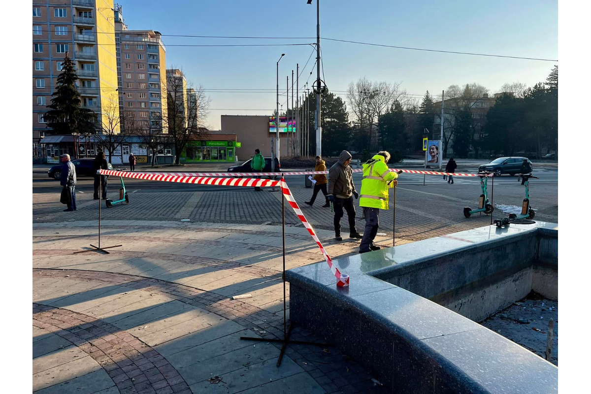 FOTO: Na Námestí Slobody v Banskej Bystrici je rušno. Pozrite si, čo sa tam deje, foto 1