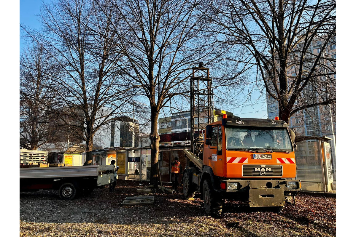 FOTO: Na Námestí Slobody v Banskej Bystrici je rušno. Pozrite si, čo sa tam deje, foto 3