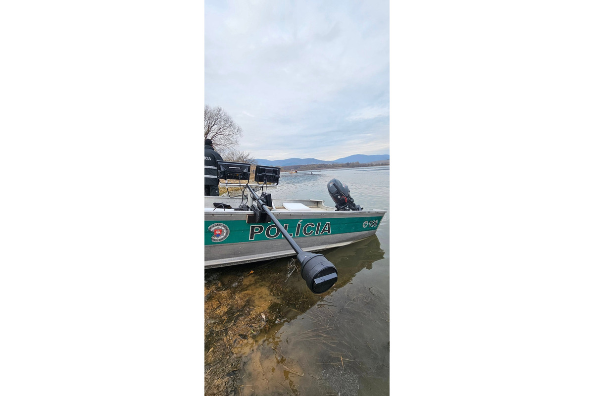 FOTO: Nezvestného muža z Divína našli utopeného vo vodnej nádrži Ružiná, foto 10