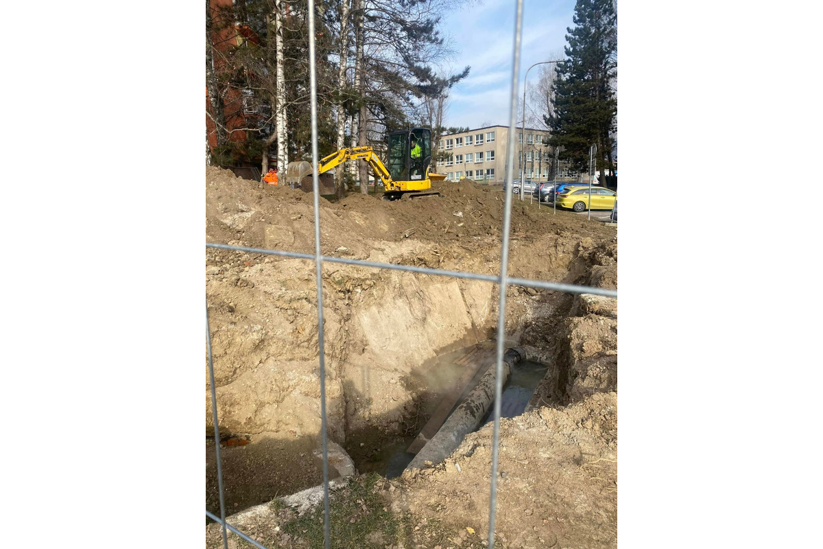 FOTO: Na najstaršom sídlisku v Banskej Bystrici je hlučno, opravujú tam poruchy, foto 3