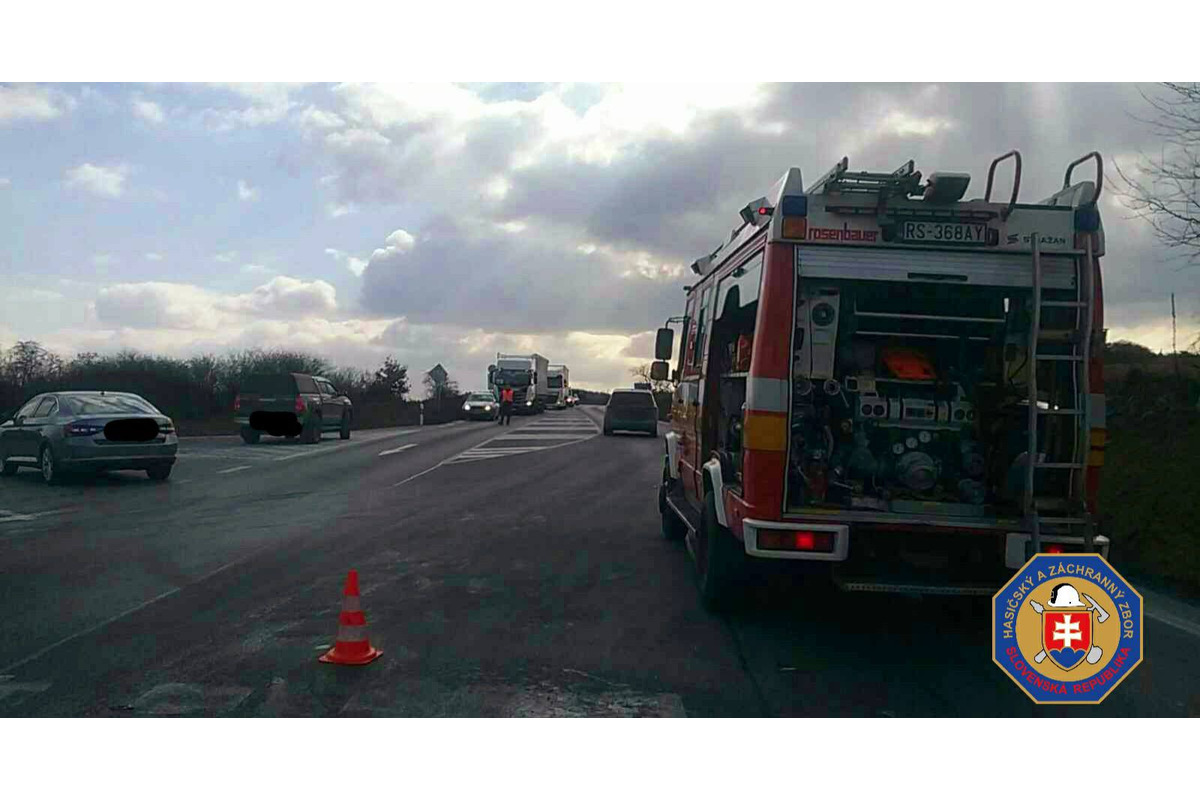 FOTO: Pred Dobrou Nivnou smerom z Krupiny sa čelne zrazili dve autá, foto 1