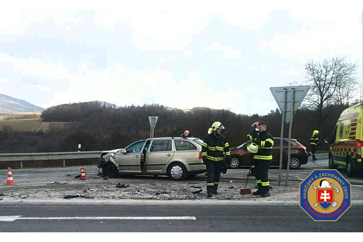 FOTO: Pred Dobrou Nivnou smerom z Krupiny sa čelne zrazili dve autá, foto 3