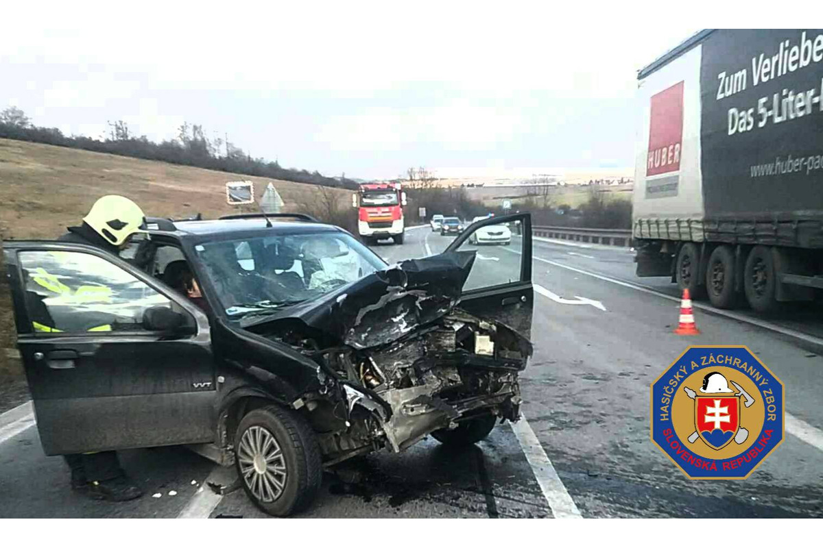 FOTO: Pred Dobrou Nivnou smerom z Krupiny sa čelne zrazili dve autá, foto 4