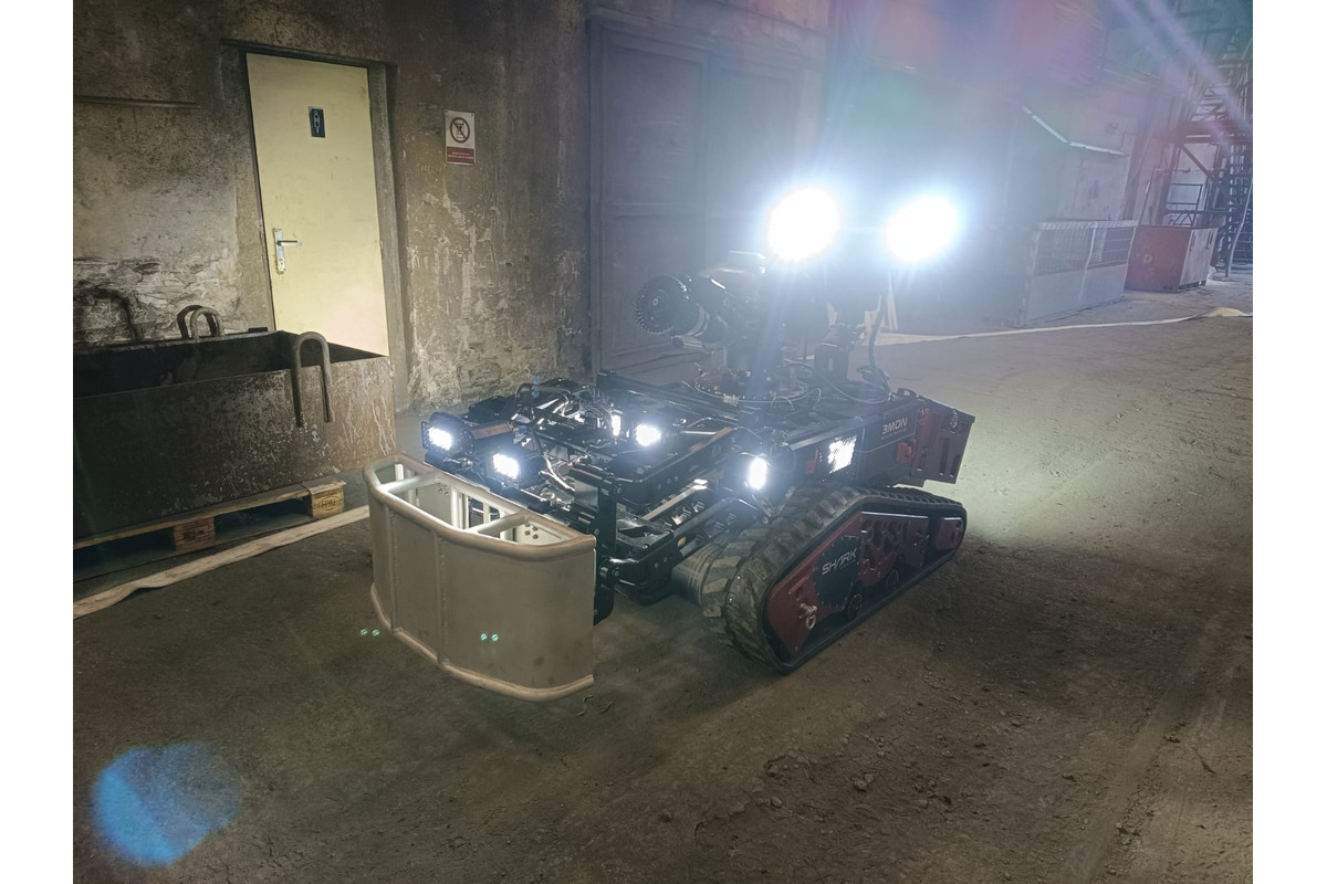 FOTO: Do akcie hasiči nasadili aj robota , foto 1