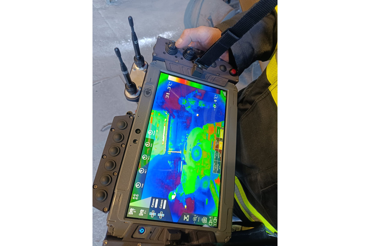 FOTO: Do akcie hasiči nasadili aj robota , foto 2