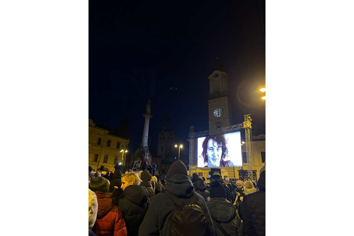FOTO: Tisícky ľudí v Banskej Bystrici si pripomenuli pamiatku investigatívneho novinára Jána Kuciaka a jeho snúbenice, foto 2