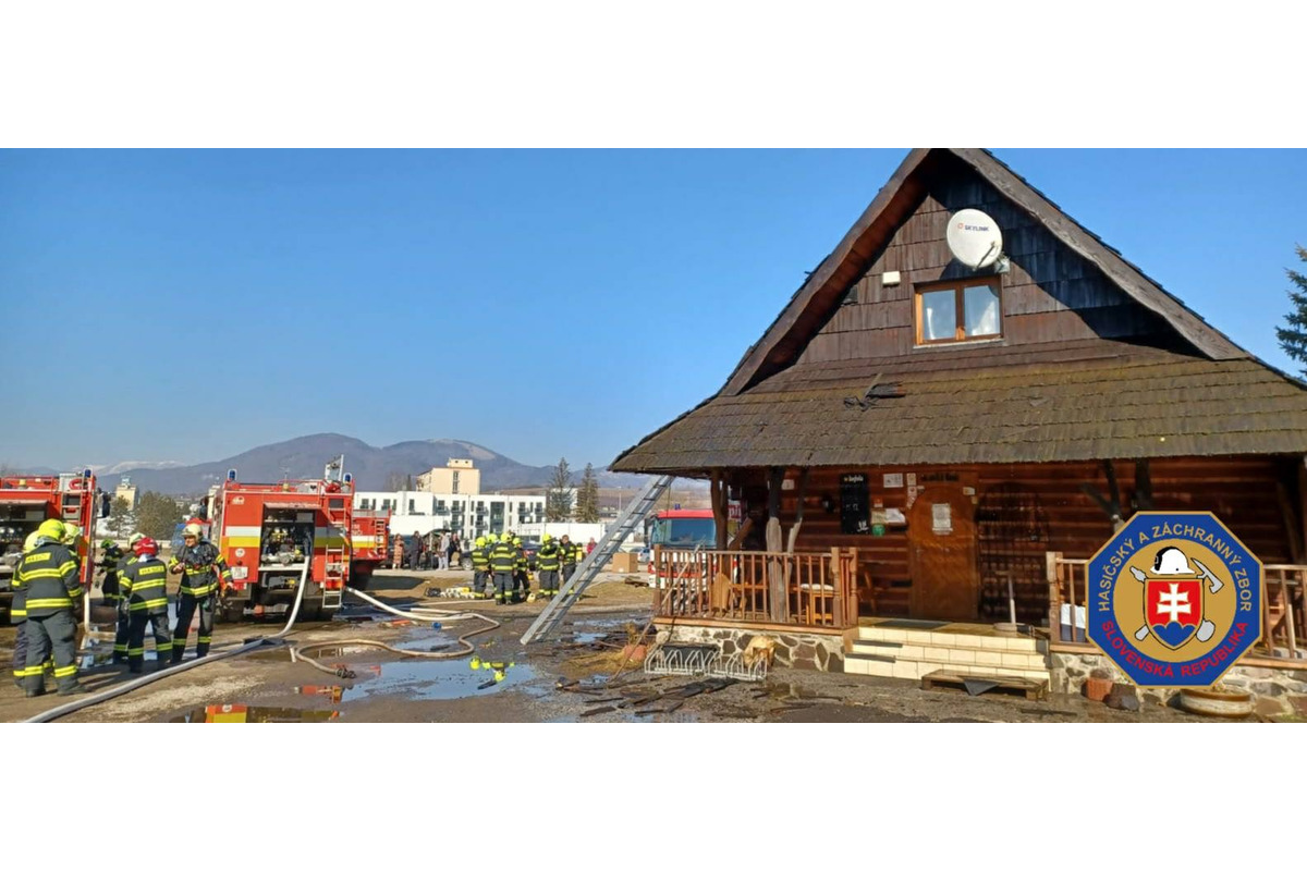 FOTO: V Banskej Bystrici vypukol požiar strechy drevenej koliby, foto 1