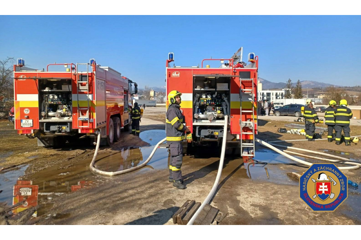 FOTO: V Banskej Bystrici vypukol požiar strechy drevenej koliby, foto 2