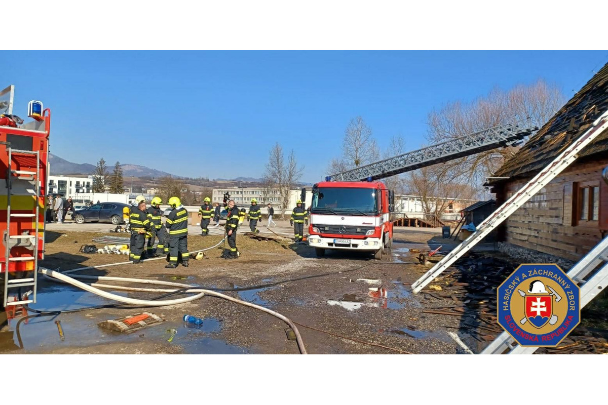 FOTO: V Banskej Bystrici vypukol požiar strechy drevenej koliby, foto 3