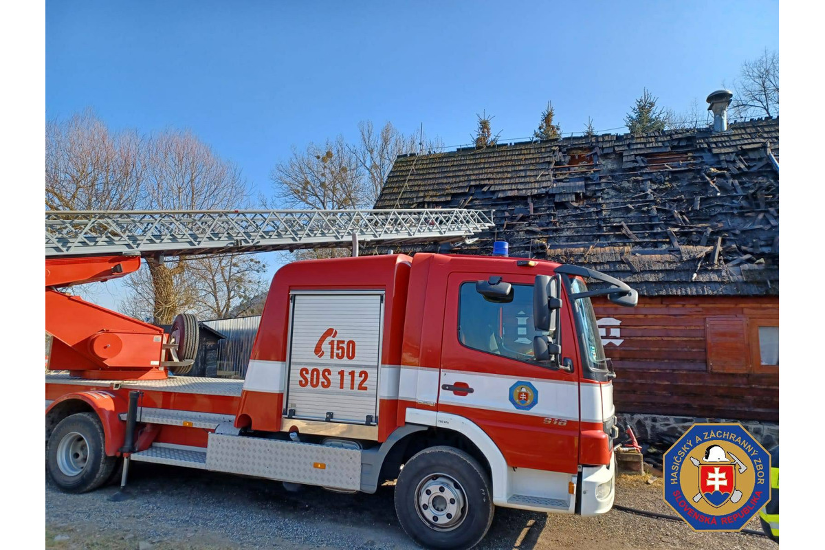 FOTO: V Banskej Bystrici vypukol požiar strechy drevenej koliby, foto 4