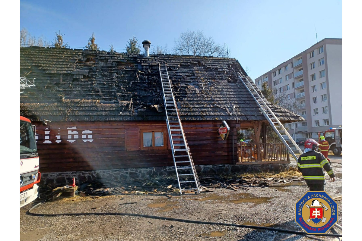 FOTO: V Banskej Bystrici vypukol požiar strechy drevenej koliby, foto 5