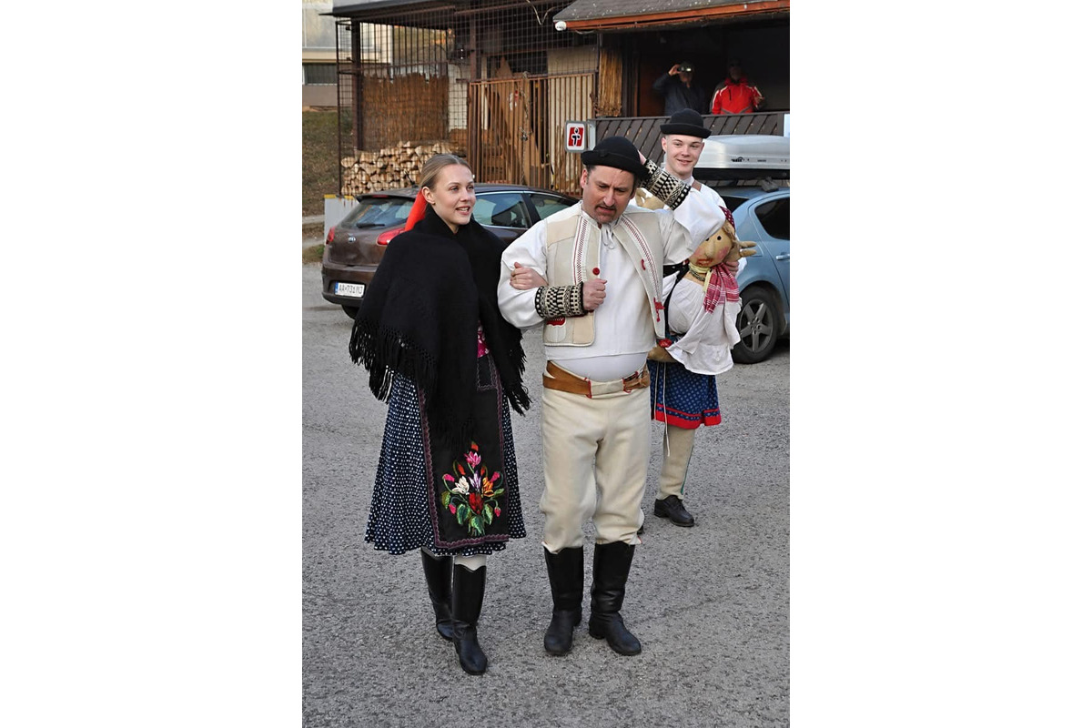 FOTO: Sásovčania už Fašiangy v uliciach oslávili , foto 2