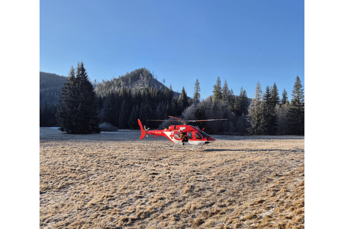 FOTO: Vážna dopravná nehoda dodávky medzi Červenou skalou a Telgártom, foto 1