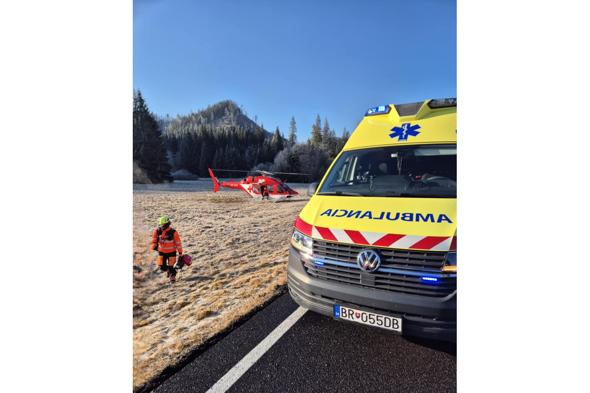 FOTO: Vážna dopravná nehoda dodávky medzi Červenou skalou a Telgártom, foto 2