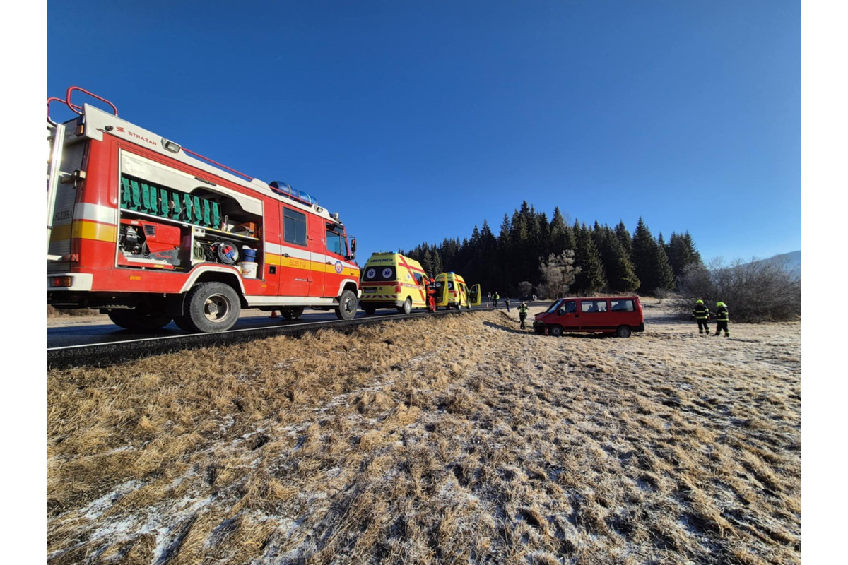 FOTO: Vážna dopravná nehoda dodávky medzi Červenou skalou a Telgártom, foto 3