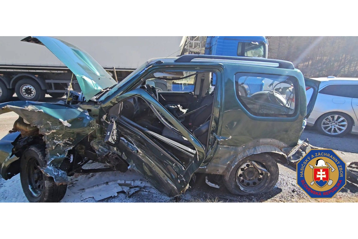 FOTO: Hasiči zasahovali pri hromadnej nehode, foto 1