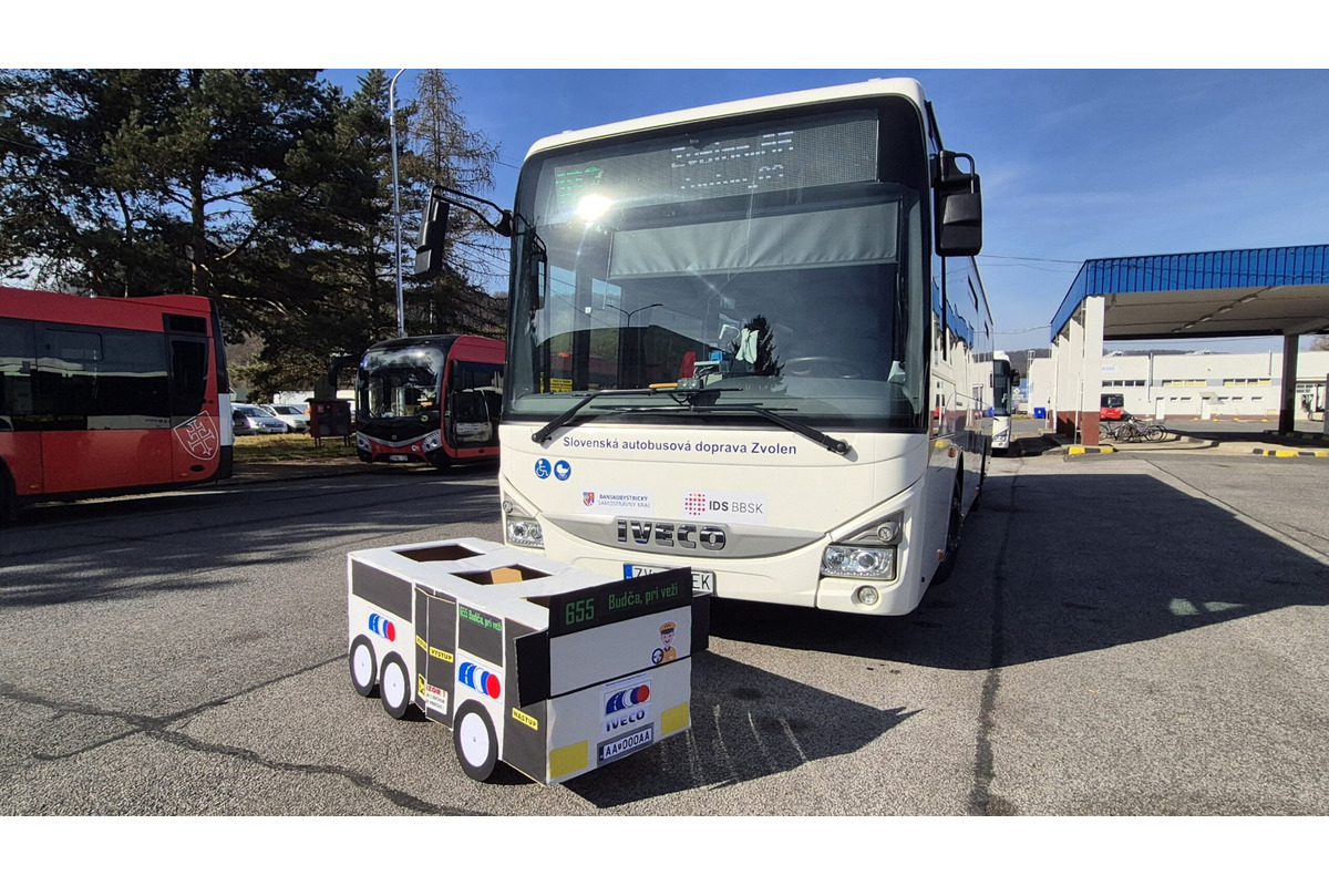 FOTO: Na fašiangoch v Budči zažiarili chlapci s maketou autobusu, povozili aj kamarátov, foto 2