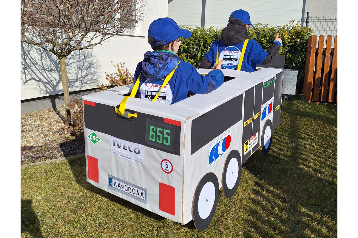 FOTO: Na fašiangoch v Budči zažiarili chlapci s maketou autobusu, povozili aj kamarátov, foto 4