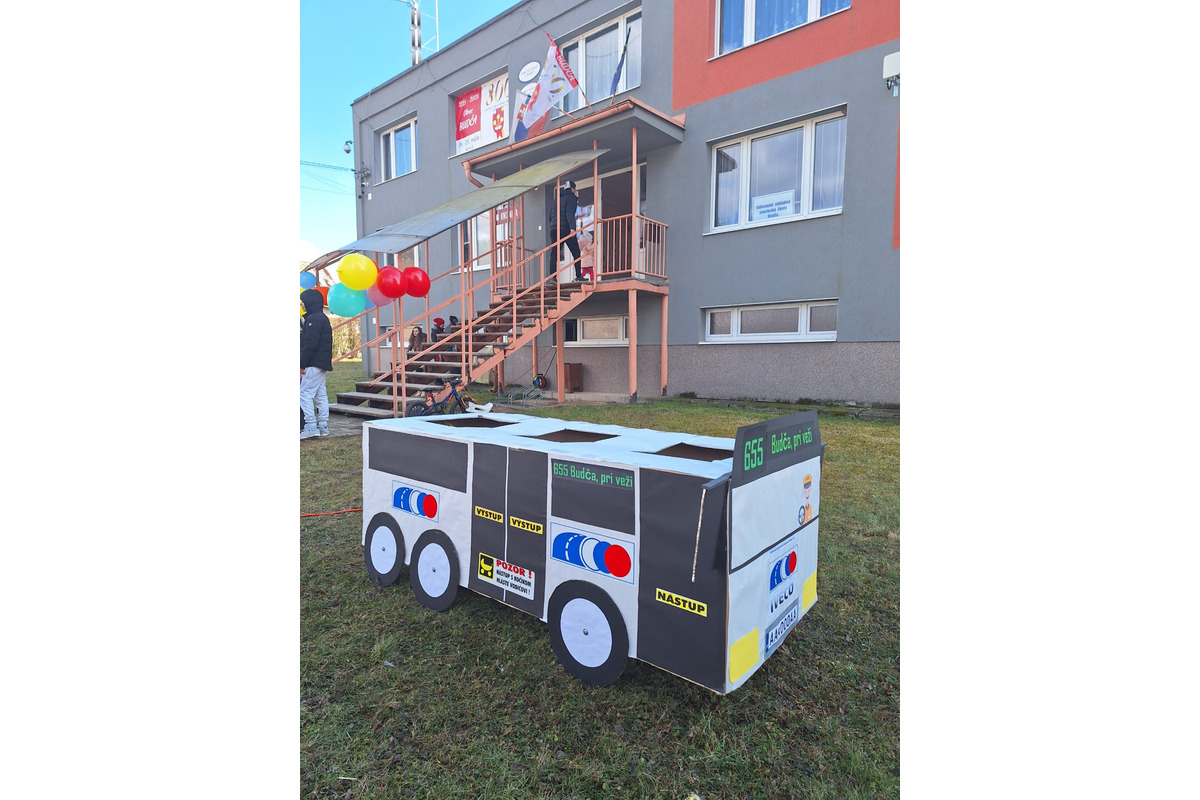 FOTO: Na fašiangoch v Budči zažiarili chlapci s maketou autobusu, povozili aj kamarátov, foto 6