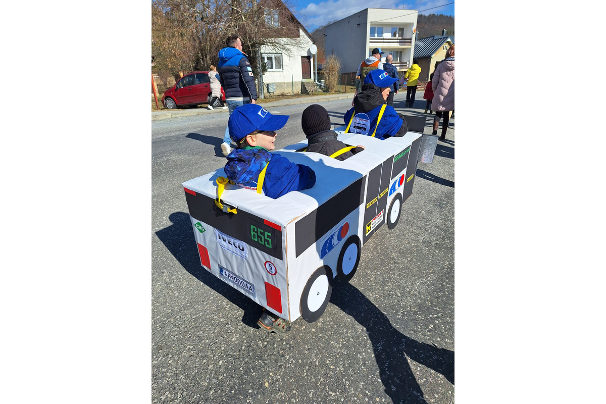 FOTO: Na fašiangoch v Budči zažiarili chlapci s maketou autobusu, povozili aj kamarátov, foto 7