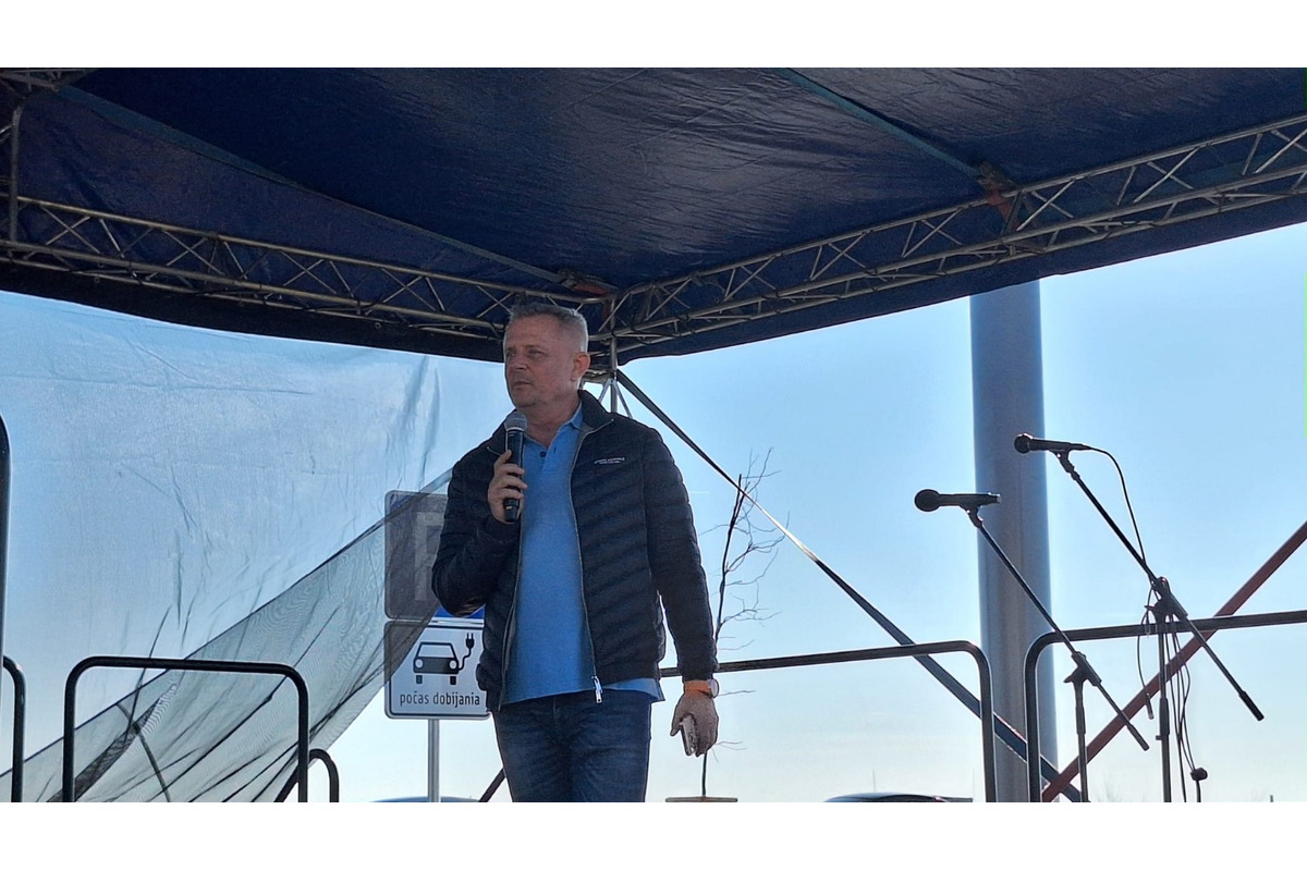 FOTO: Pred Biedronkou sa v Miloslavove tvoria dlhé rady. Ľudia parkujú aj v poli, foto 2