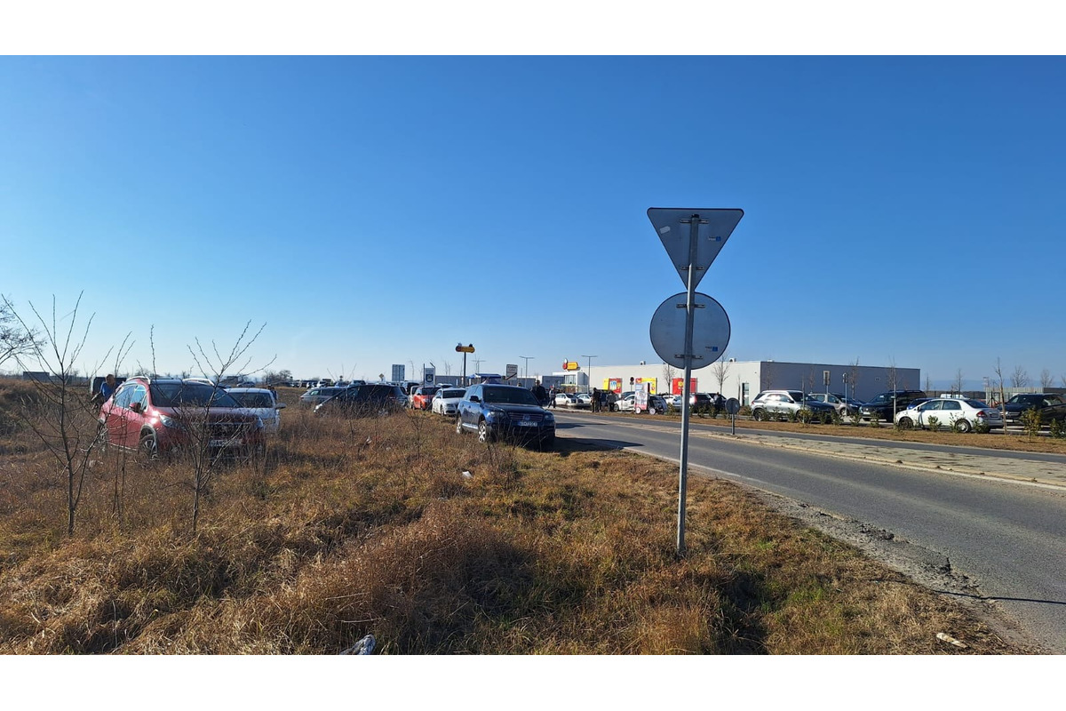 FOTO: Pred Biedronkou sa v Miloslavove tvoria dlhé rady. Ľudia parkujú aj v poli, foto 6