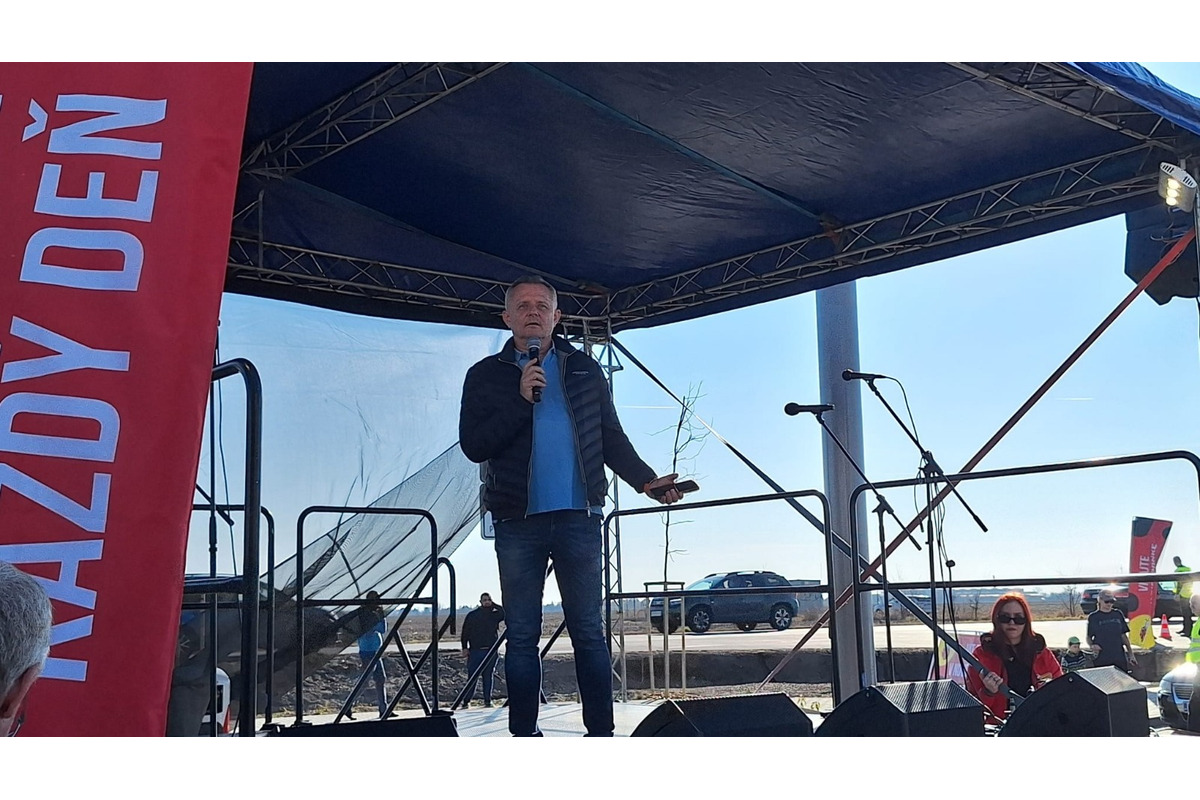 FOTO: Pred Biedronkou sa v Miloslavove tvoria dlhé rady. Ľudia parkujú aj v poli, foto 9