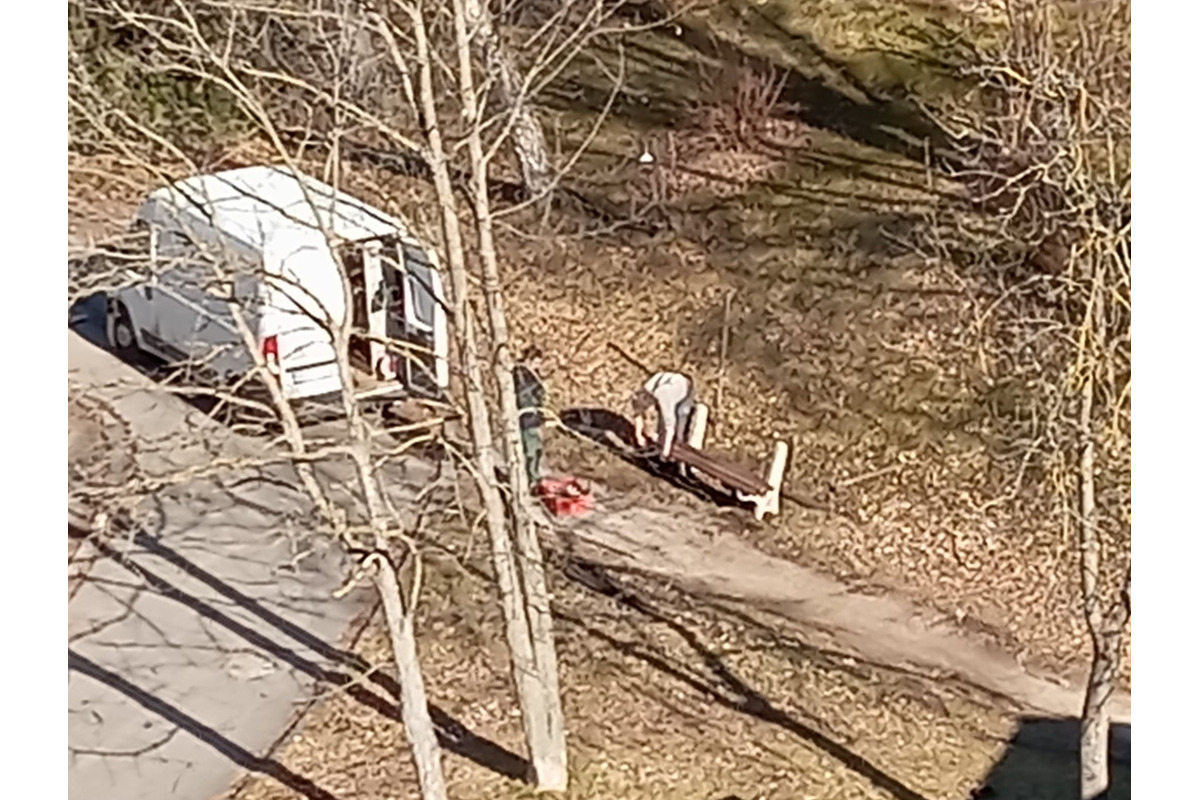 FOTO: Lavičky v Sásovej prešli rýchlou opravou, foto 3