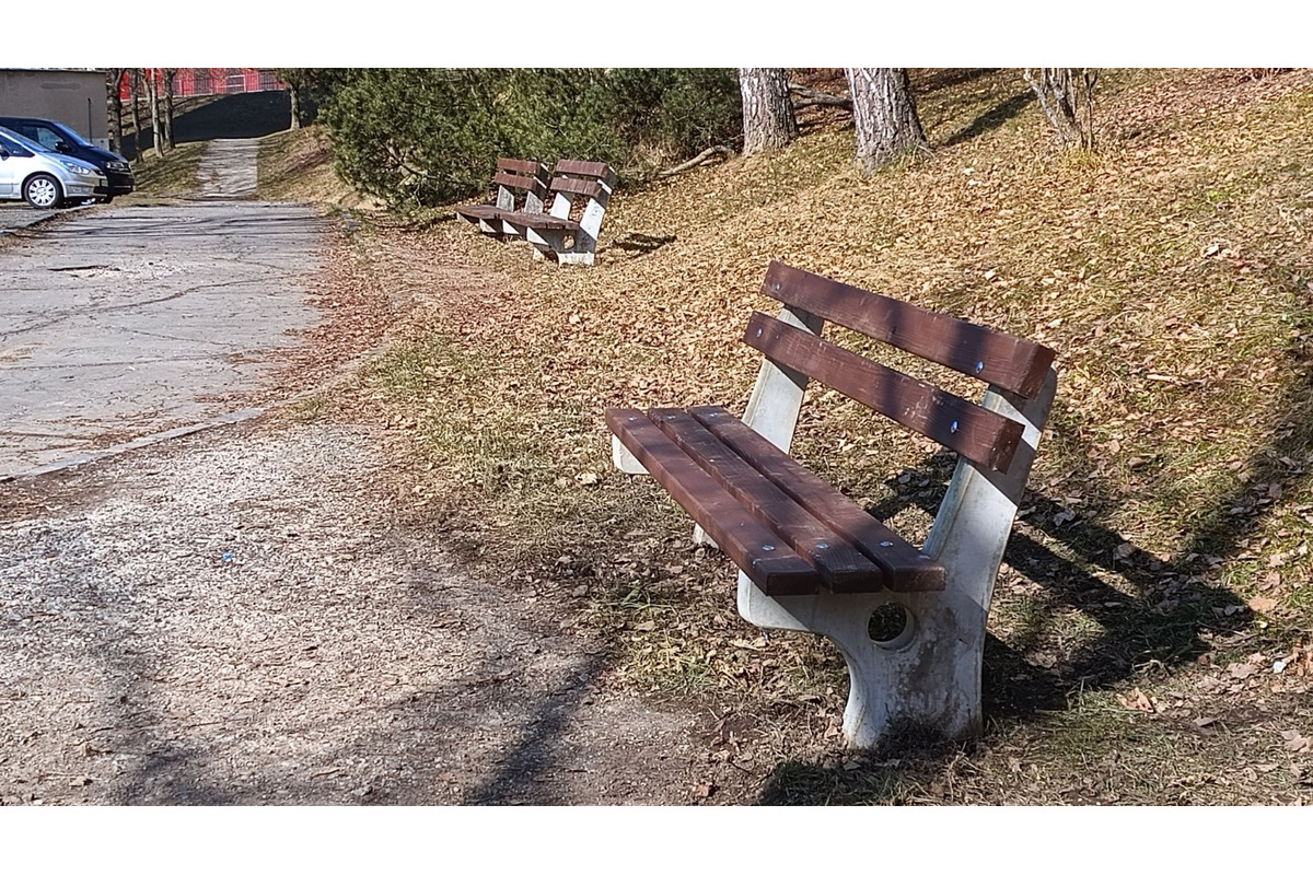 FOTO: Lavičky v Sásovej prešli rýchlou opravou, foto 5