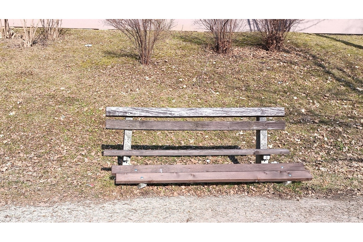 FOTO: Lavičky v Sásovej prešli rýchlou opravou, foto 6