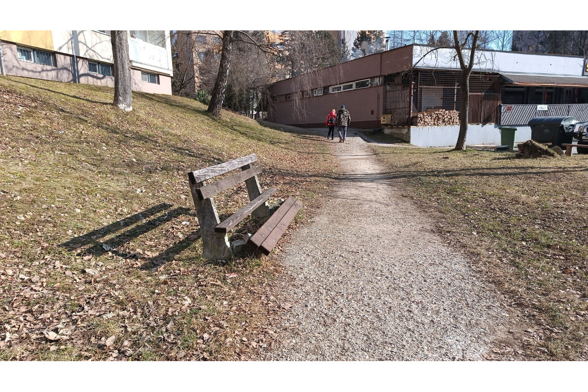 FOTO: Lavičky v Sásovej prešli rýchlou opravou, foto 7