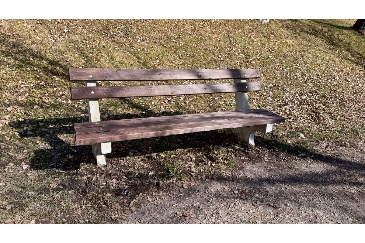 FOTO: Lavičky v Sásovej prešli rýchlou opravou, foto 9