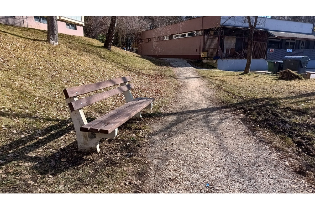 FOTO: Lavičky v Sásovej prešli rýchlou opravou, foto 11