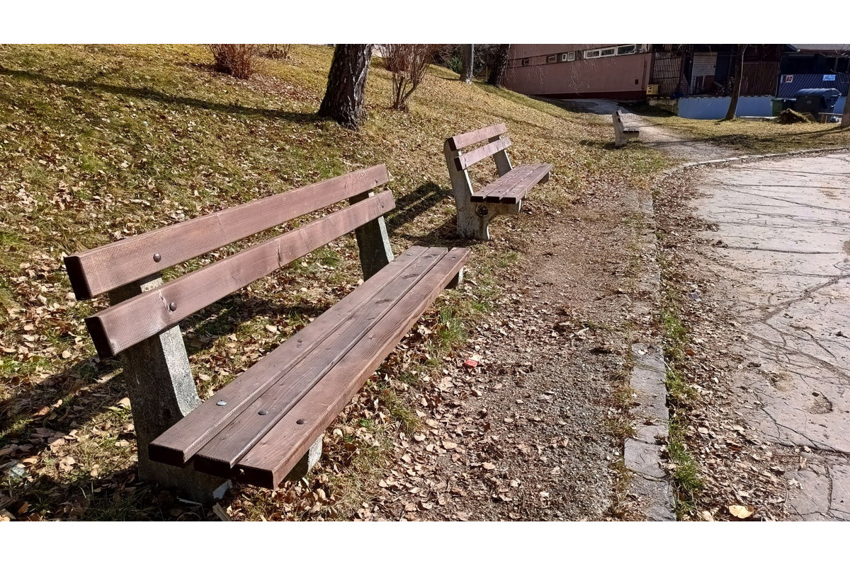 FOTO: Lavičky v Sásovej prešli rýchlou opravou, foto 12