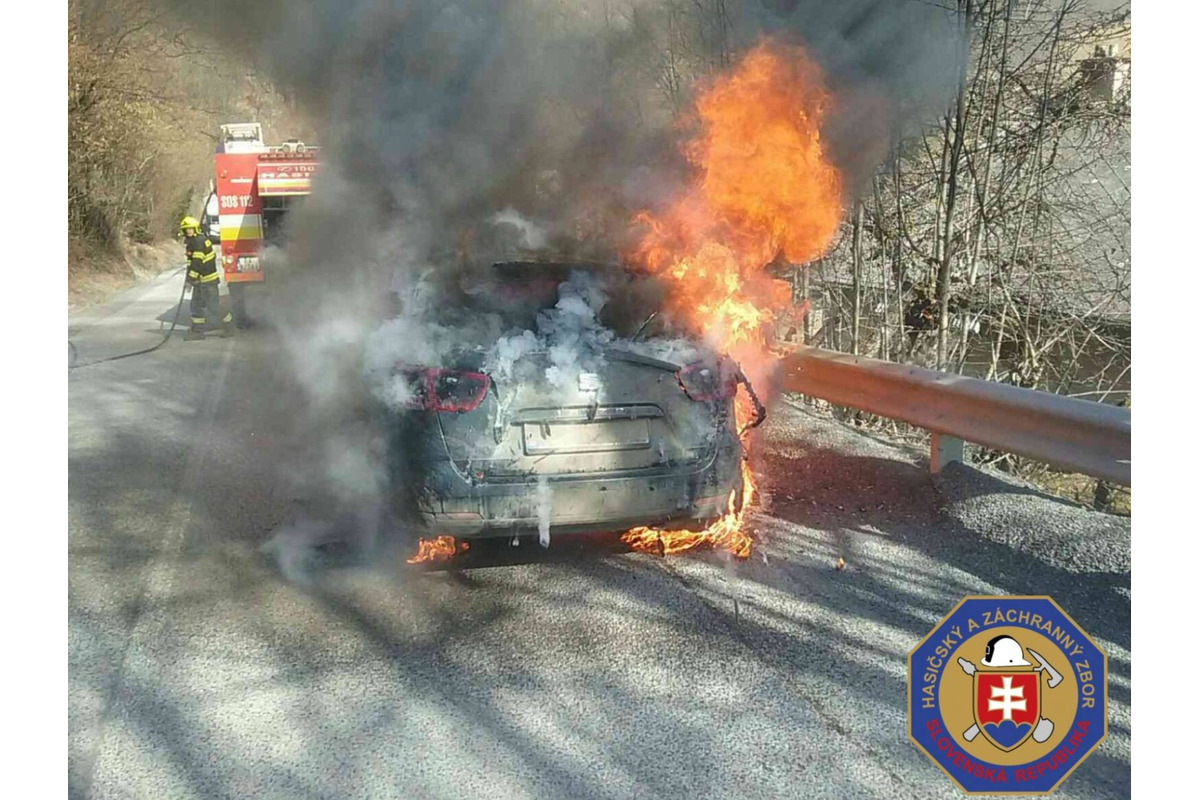 FOTO:  Plamene zachvátili osobné auto na ceste v Muránskej Hute, foto 1