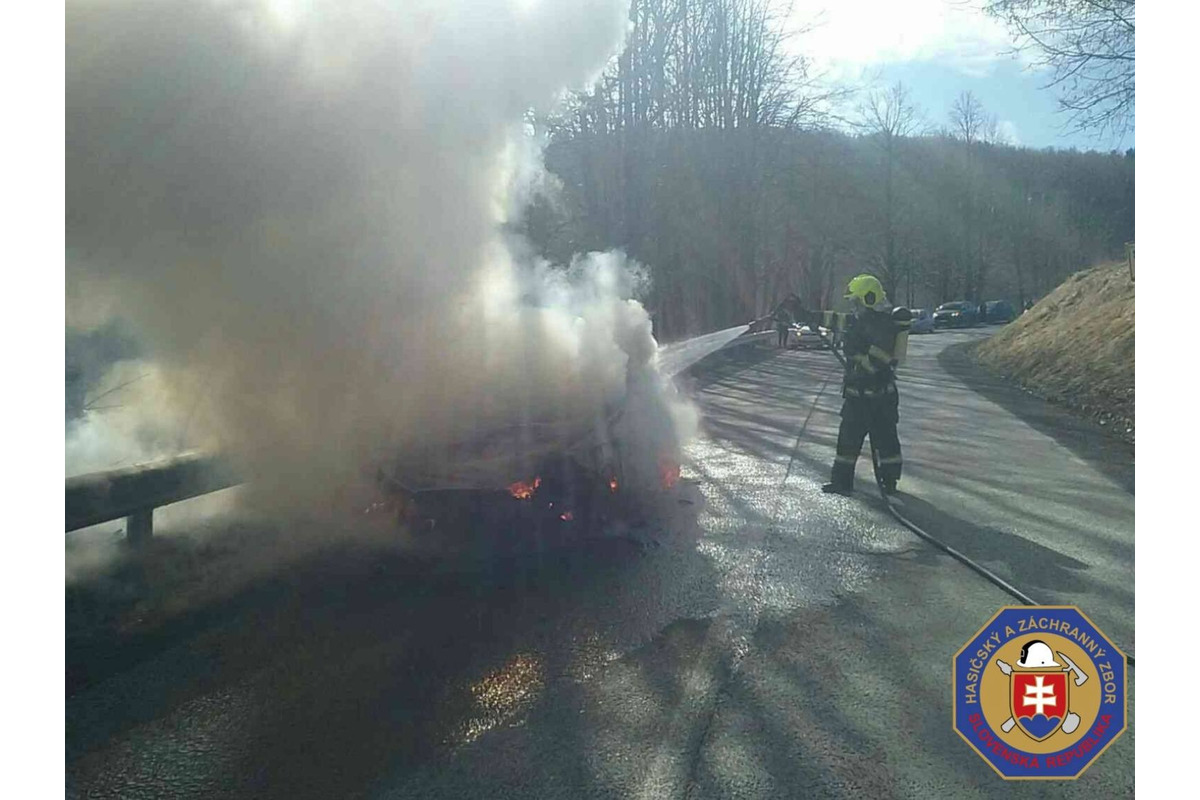 FOTO:  Plamene zachvátili osobné auto na ceste v Muránskej Hute, foto 2